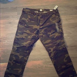 NWT Gap camo pant